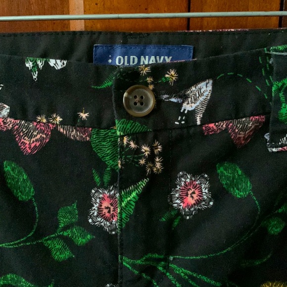 Pretty black floral everyday shorts size 4 - Picture 4 of 9